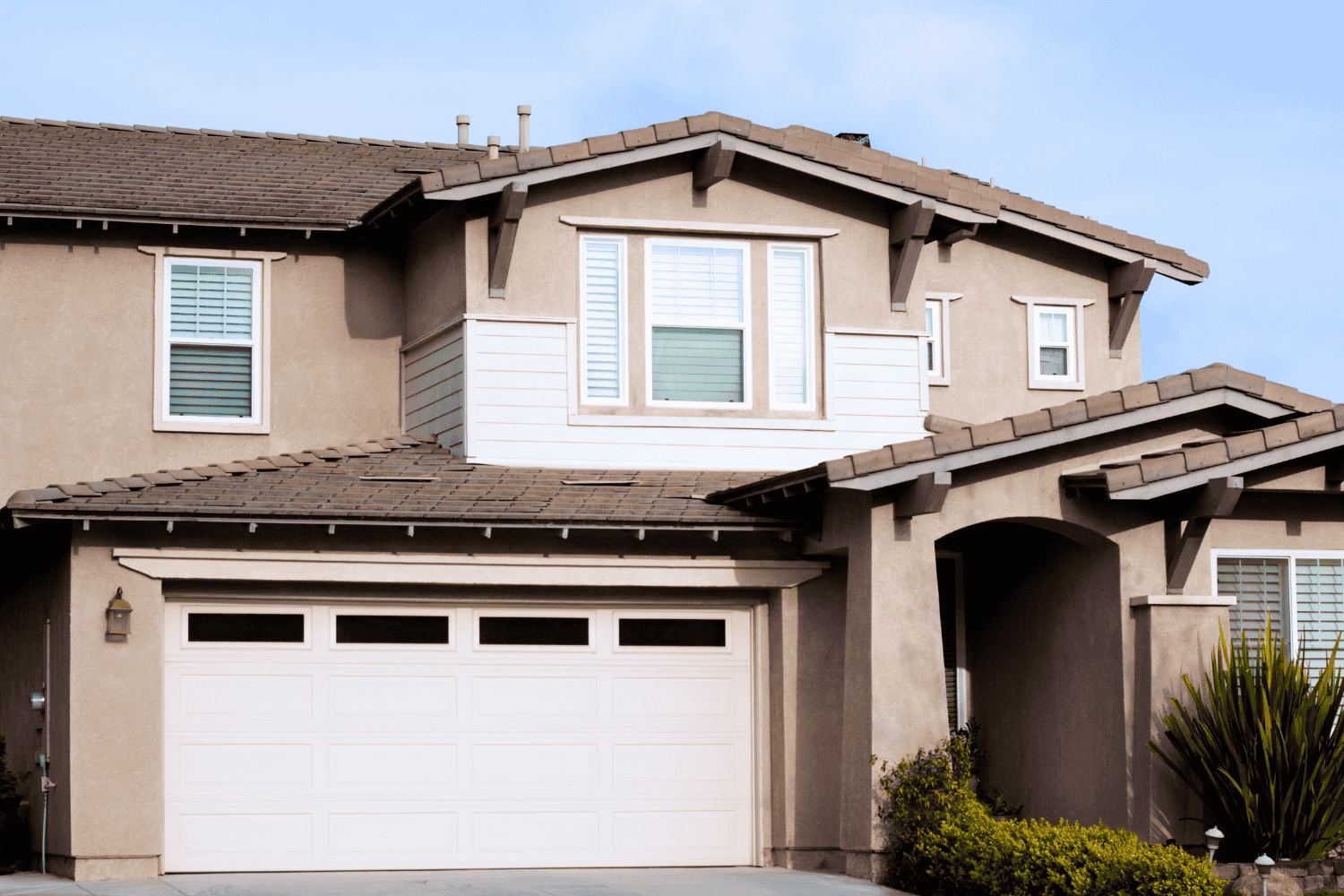 A professional assessing bubbling stucco damage.